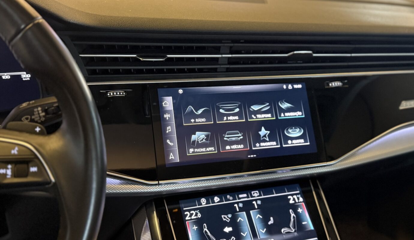 AUDI Q8 2021