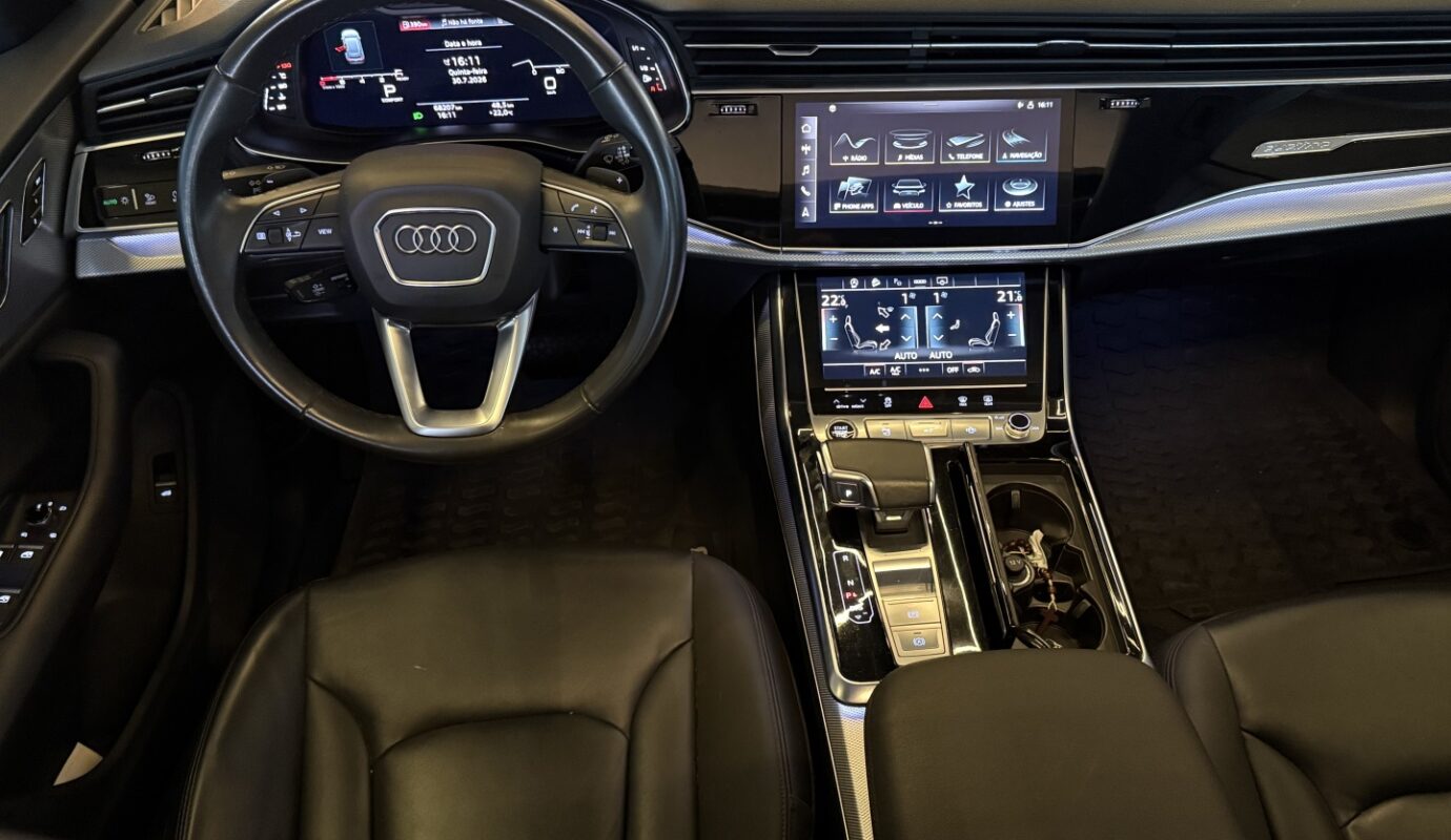 AUDI Q8 2021