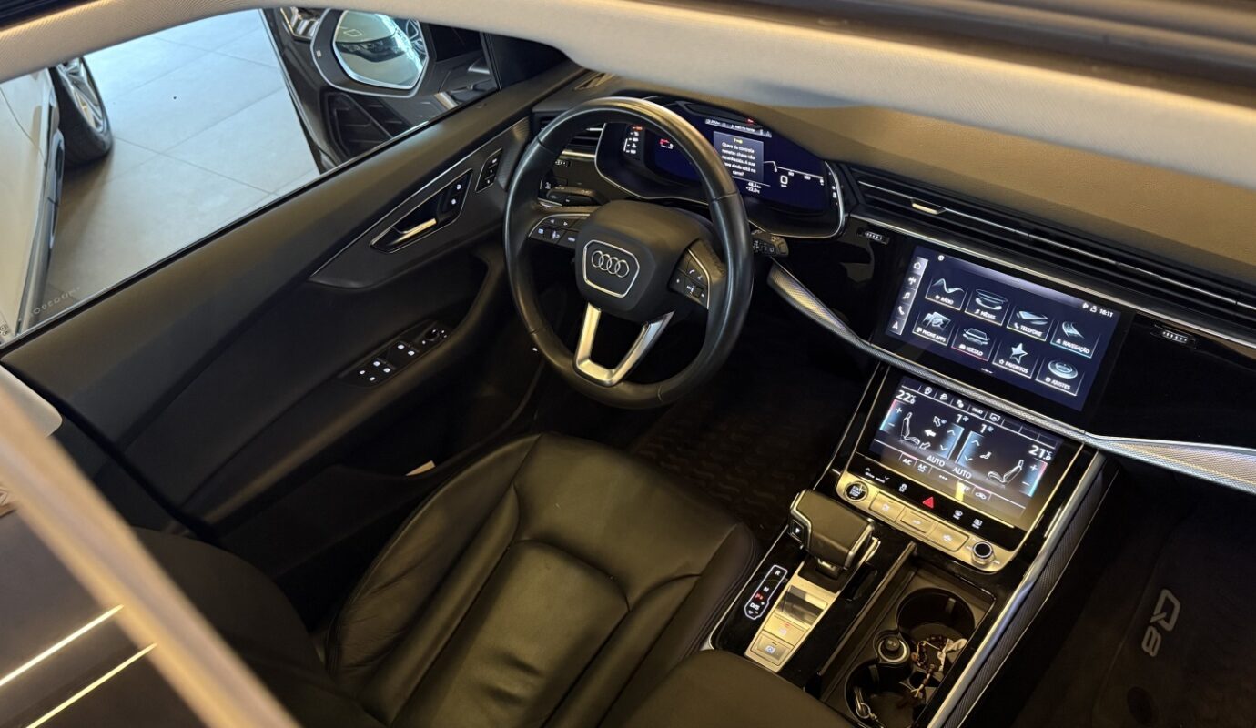 AUDI Q8 2021