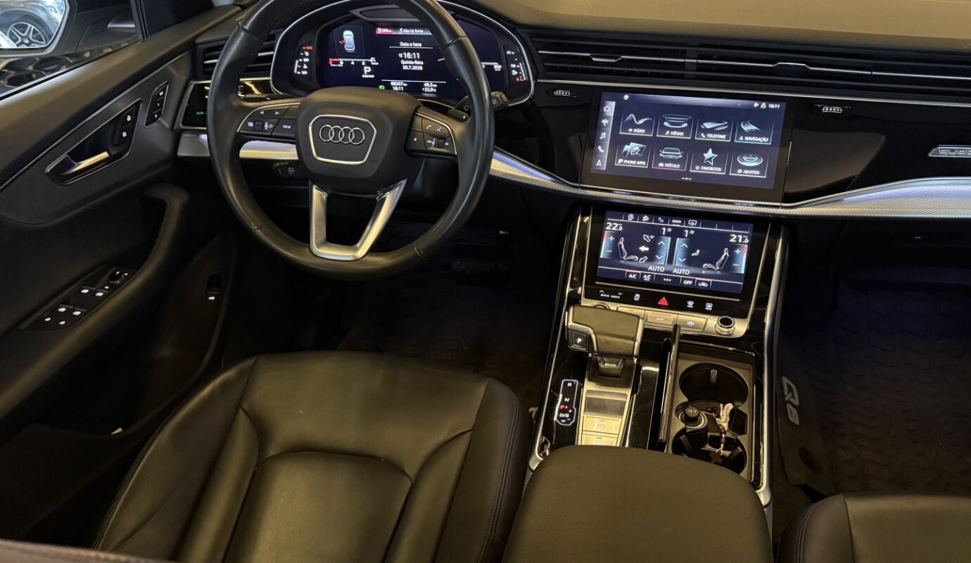 AUDI Q8 2021