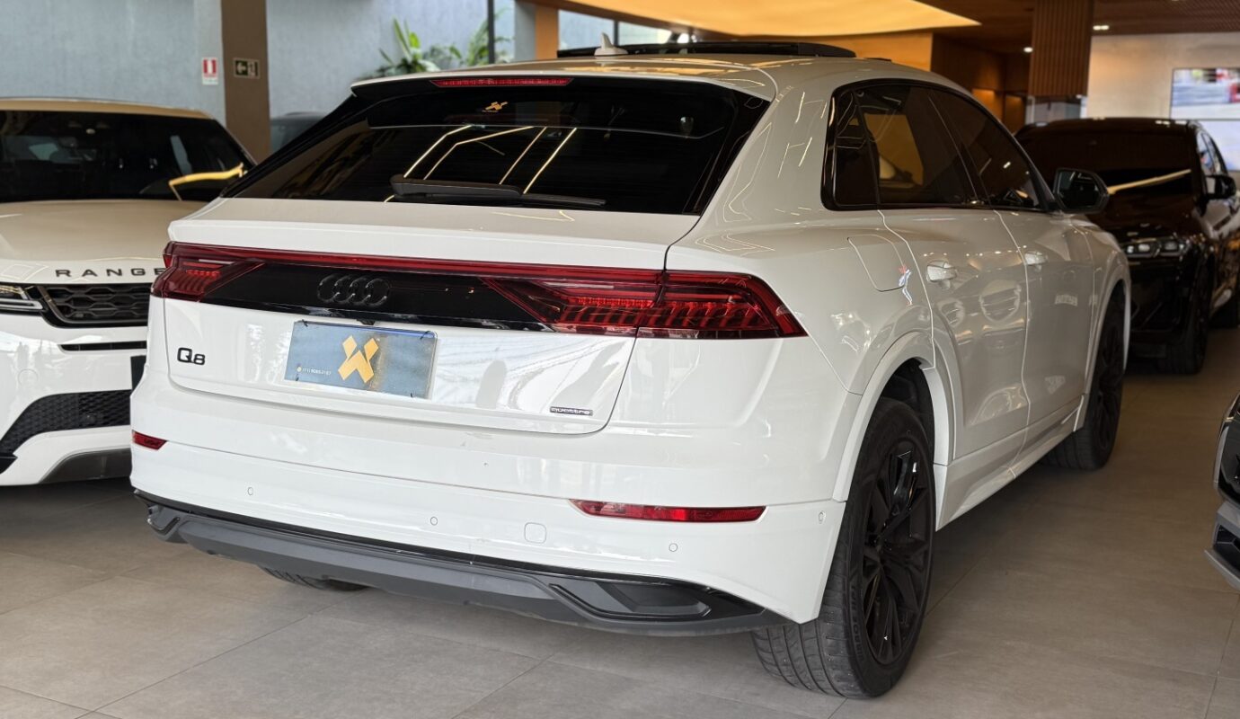 AUDI Q8 2021