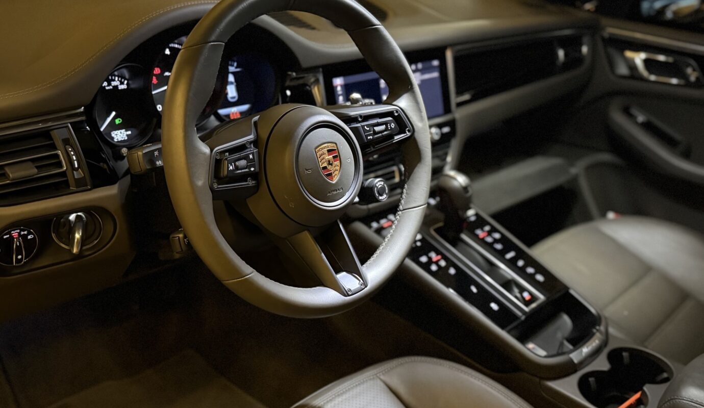 PORSCHE MACAN 2025