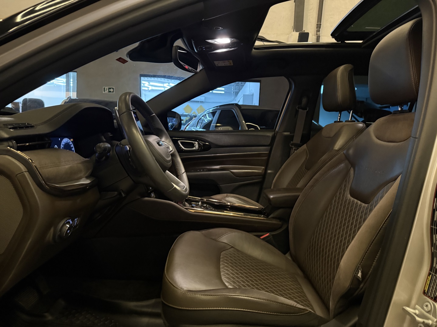 JEEP COMMANDER 2023