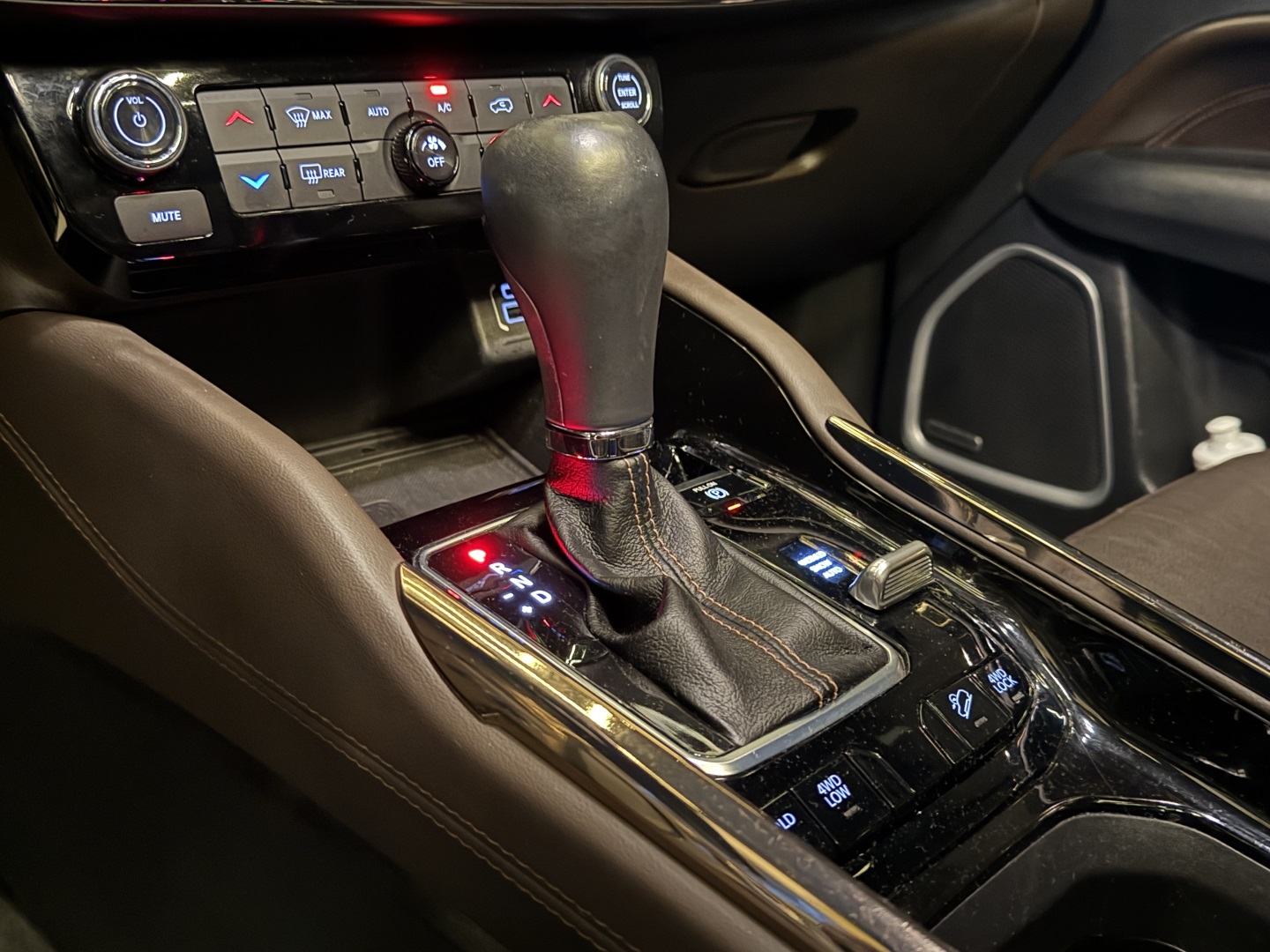 JEEP COMMANDER 2023