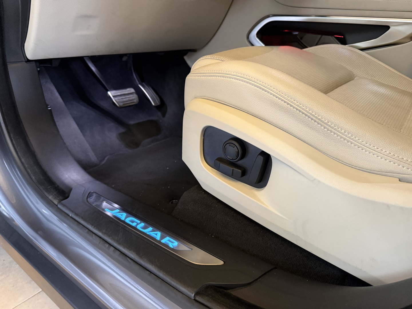JAGUAR F-PACE 2024