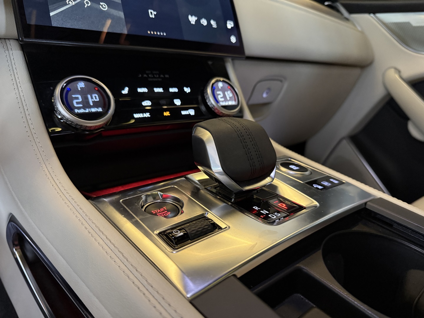 JAGUAR F-PACE 2024